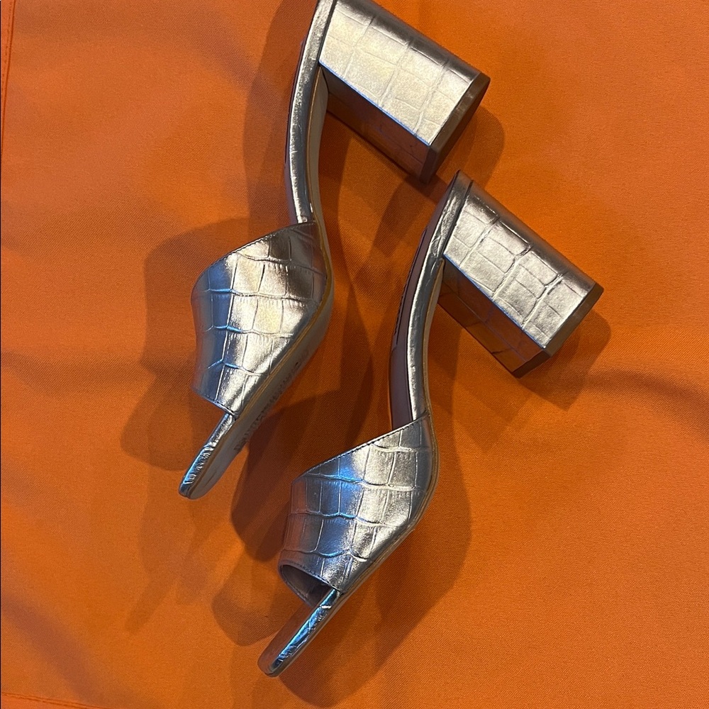 Steve Madden Metallic Silver Heeled Mules Like New!!!! - Picture 2 of 5